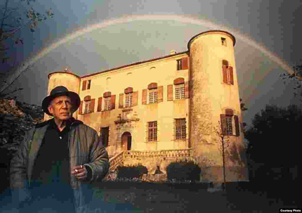 © David Douglas Duncan, A rainbow hovers over Picasso and Château de Vauvenargues on an afternoon in autumn . Château de Vauvenargues, 1959