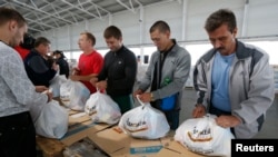 Волонтери запаковують продукти харчування для біженців із зони АТО. Маріуполь, 10 вересня 2014 року