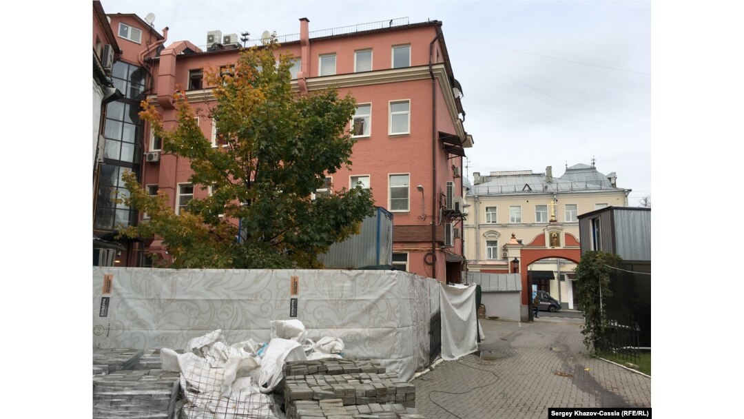 Доходный дом Бони и строительные вагончики со двора