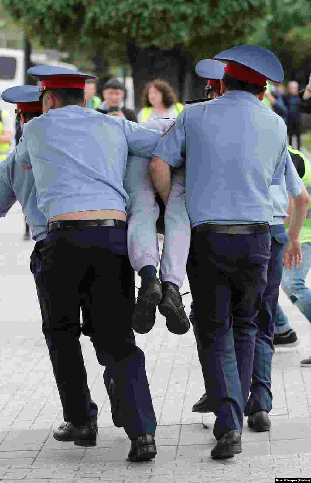 Полиция азаматтарды ұстап жатқан сәтте бағдаршамға тоқтап тұрған он шақты көлік бір мезгілде сигнал берген. Алматы, 10 маусым 2019 жыл.