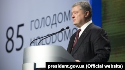 Президент Порошенко висловив вдячність іноземним партнерам, «які долучилися до відновлення історичної правди», але додав, що це лише «півдороги»