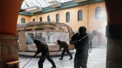 Испанские военные проводят дезинфекцию улиц в Памплоне. 8 апреля 2020 года.