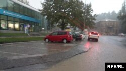 Стихия практически полностью парализовала движение транспорта