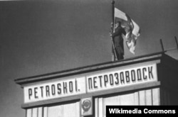 Фінський солдат встановлює прапор у захопленій столиці Карелії – Петрозаводську, жовтень 1941 року