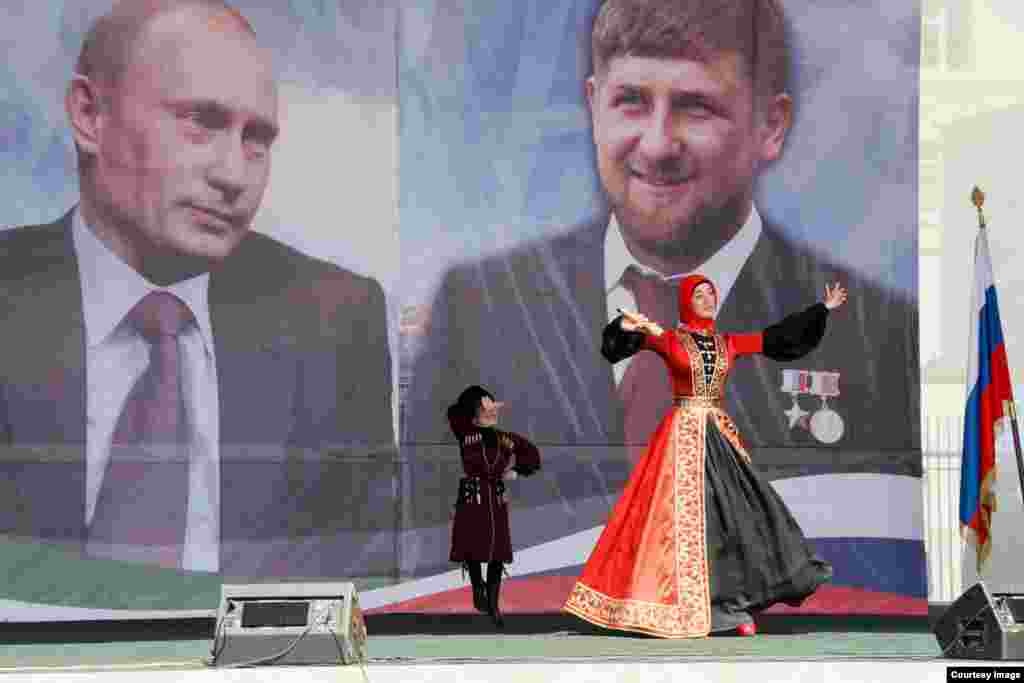 Танцоры на фоне огромного изображения Рамзана Кадырова и Владимира Путина.