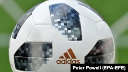 Logo Adidasa na fudbalskoj lopti