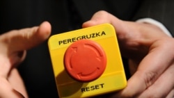 Та самая кнопка в руках Хиллари Клинтон, 6 марта 2009 года