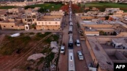 به گفته خبرگزاری دولتی سوریه، شورشیان و خانواده‌های آن‌ها سوار اتوبوس‌هایی شده‌اند که راهی جرابلس در مرز ترکیه و یا مناطق تحت کنترل شورشیان در ادلب هستند