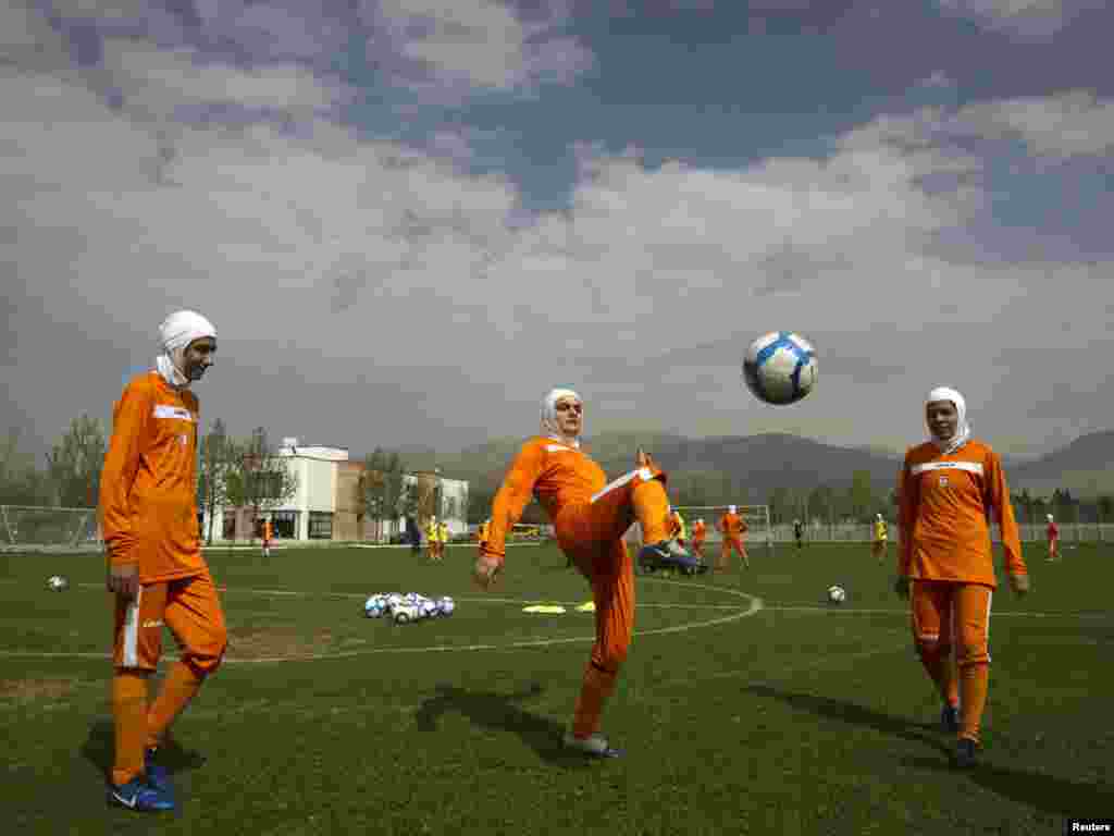 Iran - Članice nacionalnog nogometnog tima vježbaju u Teheranu, 11.04.2011. Foto: Reuters / Caren Firouz 