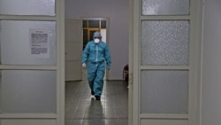 Medicinski radnik pod zaštitnom opremom u Bosni i Hercegovini