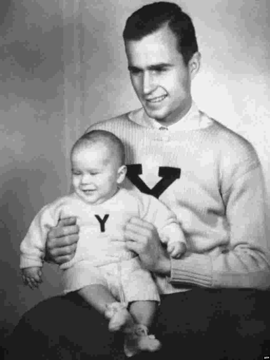Майбутні президенти, батько і син - Майбутні президенти США: Джордж Буш (батько) та Джордж Буш (син) у светрах Йельського університету. 1946 рік, Нью Гевен, штат Конектикут.