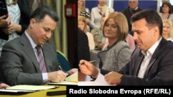 Лидерите на ВМРО-ДПМНЕ и на СДСМ, Никола Груевски и Зоран Заев со пенкало. Комбинирана фотографија