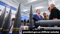 Президент Петро Порошенко на відкритті виробничої лінії для виготовлення артилерійських снарядів великих калібрів ДАХК «Артем». Київ, 9 серпня 2018 року