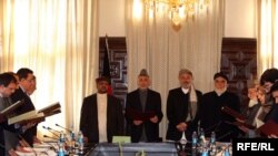 Президент Хамид Карзай өкмөттүн жаңы мүчөлөрүнүн ант берүү аземинде. Кабыл. 18-январь 2010