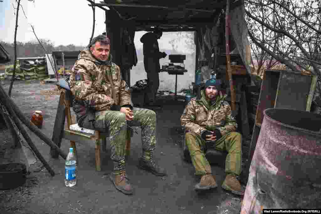 Бойцы полка "Днепр-1" с позывными "Москит" и "Гоша" на одном из блокпостов в городе.