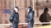 Супрацоўнікі праваахоўных органаў перад менскі вакзалам падчас эвакуацыі праз паведамленьне пра бомбу, 31 сакавіка