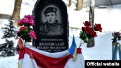 Помнік герою Нябеснай сотні, беларусу Міхайлу Жызьнеўскаму ў Кіеве каля месца сьмерці.