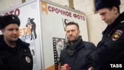 Алексей Навальный задержан полицией во время агитации в метро в поддержку Антикризисного марша 1 марта. 15.02.2015. 