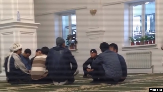 Дар Қирғизистон фаъолони мазҳабиро аз ширкат дар таблиғоти интихоботӣ маҳрум созанд