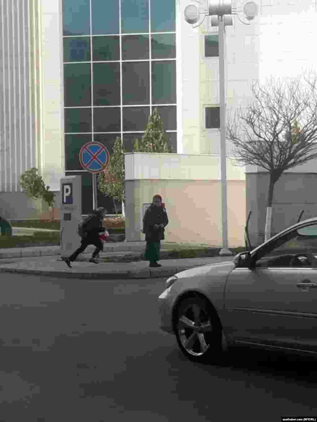 Mekdepden gelýän çagalar. Aşgabat, fewral, 2020. 