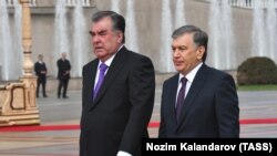 Президент Таджикистана Эмомали Рахмон (слева) и президент Узбекистана Шавкат Мирзияев. Душанбе, 9 марта 2018 года.