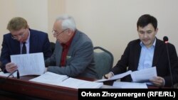 Адвокат Андрей Петров (сол жақта), Сейітқазы Матаев (ортада) және Әсет Матаев. Астана, 27 қыркүйек 2016 жыл.