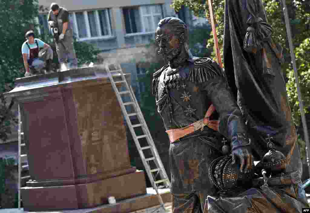Workers prepare the plinth where a monument to the last Russian emperor, Tsar Nicholas II, will be placed in Belgrade. (AFP/Andrej Isakovic)