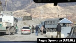 Въезд в поселок во время спецоперации, фото их архива