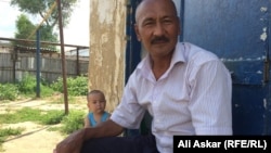 Алпамыс Абдрахманов, за ним сидит Абдулазиз. Первый является отцом, второй — сыном Азамата Абдрахманова, арестованного после нападений 5 июня в Актобе. Шубарши, 23 июня 2016 года. 