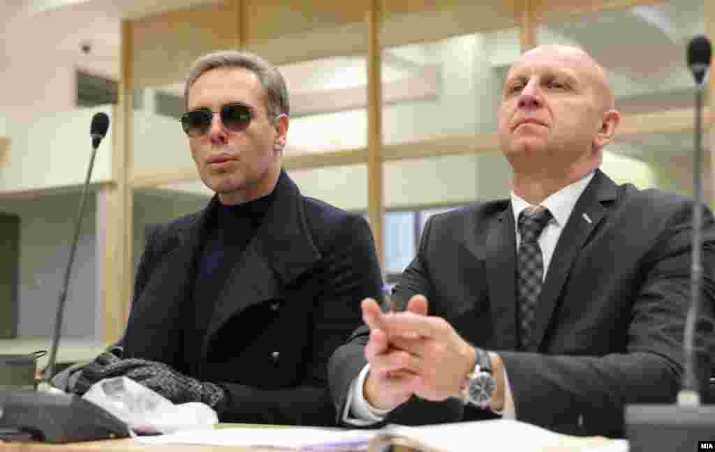 МАКЕДОНИЈА - Денешното судско рочиште за случајот Рекет е затворено за јавноста. Ова го одлучи судијката Васка Николовска- Масевска откако обвинителката Вилма Русковска информираше дека разговорот меѓу обвинетите Бојан Јовановски и Зоран Милевски е сензитивен.