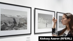 Эта девушка по имени Жамиля прожила в Актау семь лет и бывала в тех местах, которые изображены на фотографиях. Узнав об этой выставке, она сразу решила посетить ее. Алматы, 6 июня 2019 года.