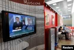 В теленовостях показывают Эварда Сноудена, бывшего сотрудника американских спецслужб. Москва, 26 июня 2013 года.