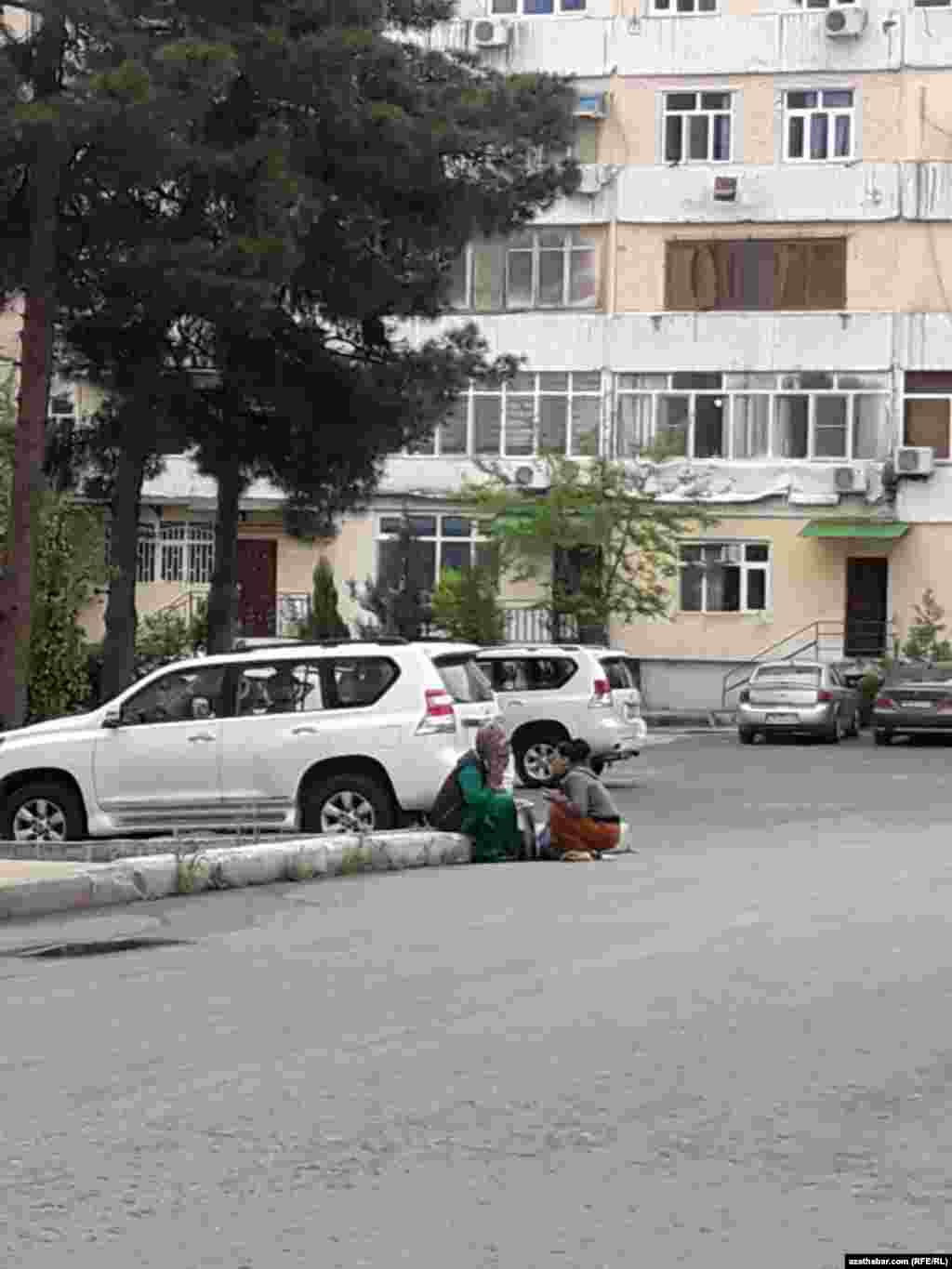 Во дворе многоэтажки, Ашхабад