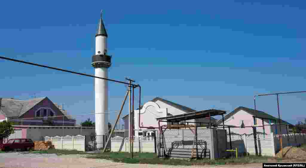 Мечеть на противоположной от шоссе части села возвели крымские татары в наши дни