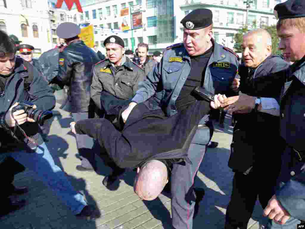 Rusija - Hapšenje 1 - Opozicioni aktivisti su u Moskvi pokušali da zvaničnicima uruče pismo protesta u povodu lokalnih izbora. Mnogi od njih su bili uhapšeni.