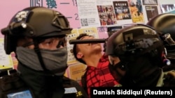 Policija i prosvjednik, Hong Kong