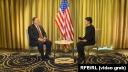 Mike Pompeo (solda) AzadAvropa/AzadlıqRadiosuna müsahibə verir