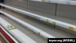 Keriçteki "Furşet" supermarketiniñ boş rafları, 2015 senesi yanvar 5