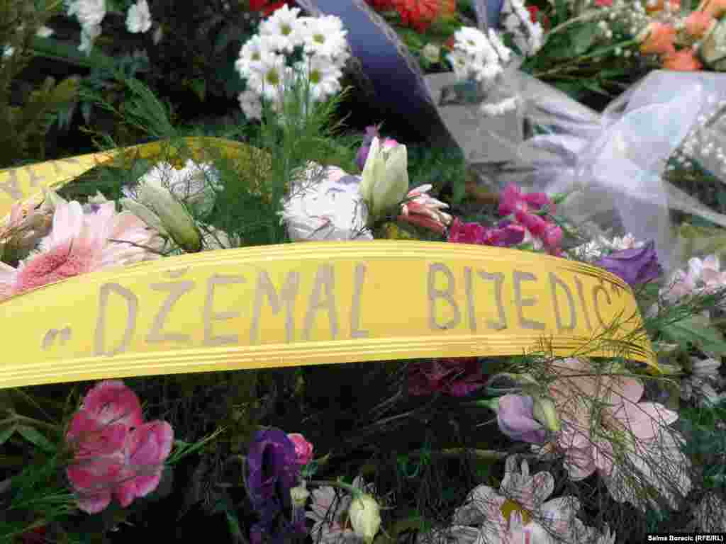 Porodica i prijatelji na grobu Džemala Bijedića u Sarajevu 