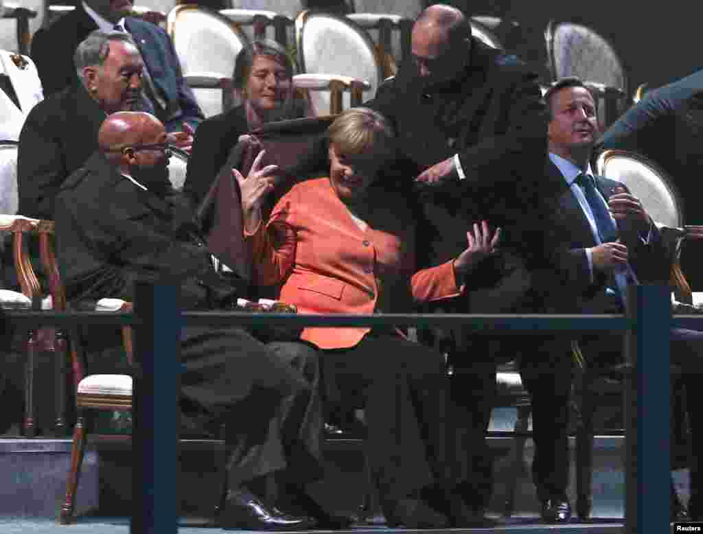 Predsjednik Rusija Vladimir Putin sa njemačkom kancelarkom Angelom Merkel i ostalim gostima Summita G20 prije baletne predstave, Peterhof nedaleko od St. Petersburga, 6. septembar 2013. Foto: REUTERS / Alexander Demianchuk 