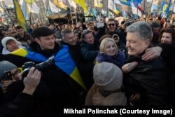 Петр Порошенко общается с демонстрантами во время митинга 8 декабря на Крещатике в центре Киева