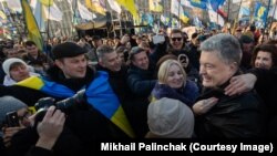 Петро Порошенко спілкується з демонстрантами під час мітингу 8 грудня на Хрещатику в центрі Києва