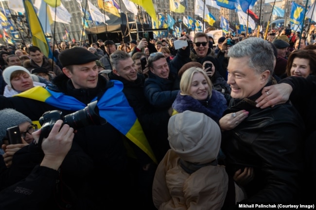 Петр Порошенко общается с демонстрантами во время митинга 8 декабря на Крещатике в центре Киева