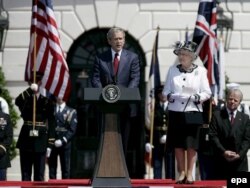 Ish-presidenti amerikan, George W Bush, dhe Mbretëresha Elizabeth II në Shtëpinë e Bardhë, më 7 maj 2007.