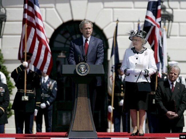 Ish-presidenti amerikan, George W Bush, dhe Mbretëresha Elizabeth II në Shtëpinë e Bardhë më 7 maj 2007.