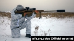 Ілюстративне фото. Боєць Центру спеціальних операцій «А» Служби безпеки України в зоні бойових дій на Донбасі 