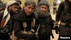 Саудовский актер Нассер аль-Касаби (второй слева) в сериале Selfie, высмеивающем группировку ИГ.