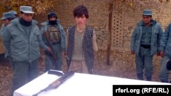 نوجوانی که در ولایت سرپل سلاح مامای خود را دزدیده بود و میخواست آنرا به طالبان ببرد، توسط پولیس این ولایت دستگیر شد.