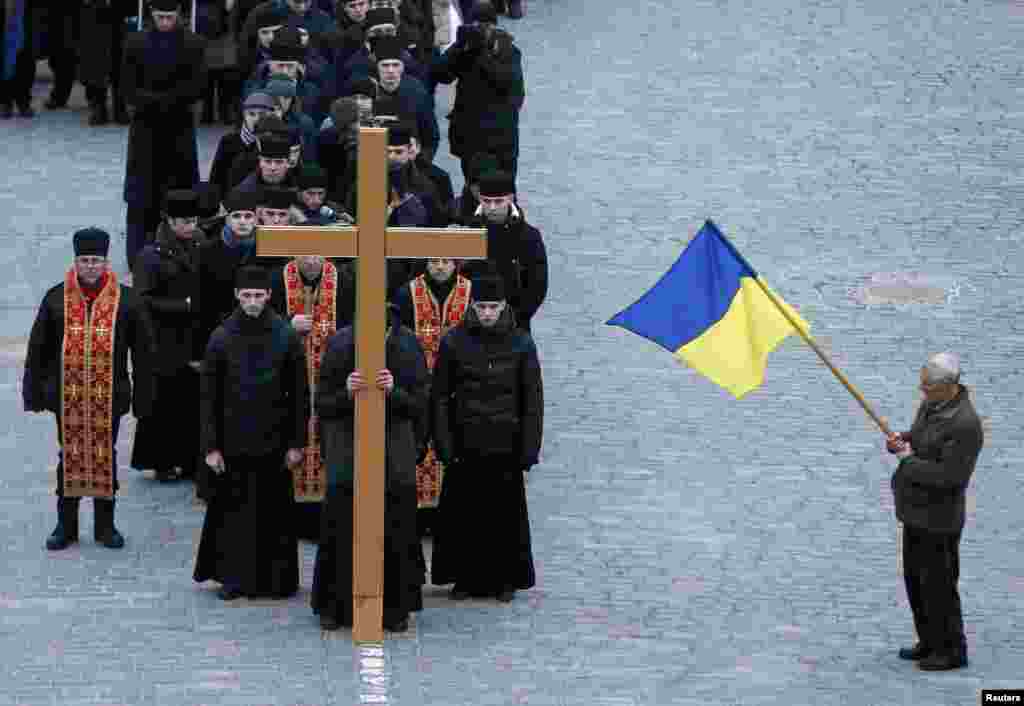 Priftërinjtë ortodoksë marrin pjesë në një procesion për të përkujtuar përvjetorin e tretë të protestave masive pro BE-së në Ukrainë, Euromaidan, në vitin 2014, Kiev.&nbsp;