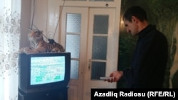 Astarada televizorlar İran kanallarını göstərir.